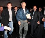Clint Eastwood et son prix, à l'occasion de la clôture du Festival Lumière de Lyon, le 18 octobre 2009 !