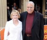 James Earl Jones et sa femme Cecilia Hart sont  à Londres pour les 10 ans du Roi Lion (18 octobre 2009)