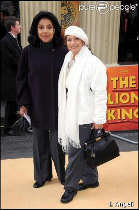 Phylicia Rashad accompagnée, à Londres pour les 10 ans du Roi Lion (18 octobre 2009)