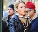 Blake Lively bien emmitouflée dans son joli snood Burberry camel, sur le tournage de la saison 3 de  Gossip Girl , le 19 octobre 2009