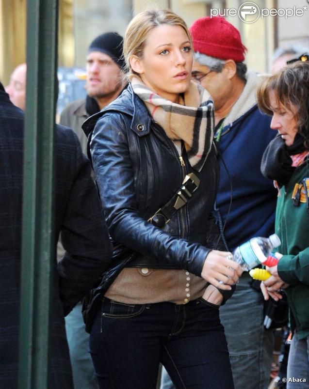 Blake Lively bien emmitouflée dans son joli snood Burberry camel, sur le tournage de la saison 3 de  Gossip Girl , le 19 octobre 2009