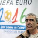 Raymond Domenech veut l'union sacrée... C'est pas gagné : regardez Yannick Noah le tacler !