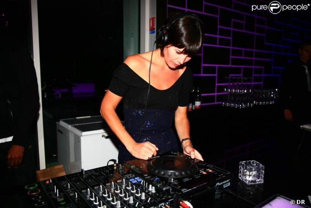 Delphine Chanéac aux platines, lors de la soirée de clôture des 11e Rencontres Internationales du cinéma des Antipodes, au Kube Hotel de Saint-Tropez, le 17 octobre 2009 ! 