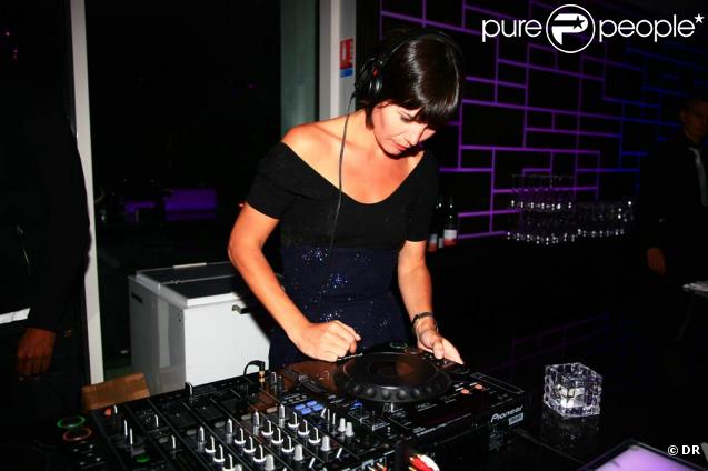 Delphine Chanéac aux platines, lors de la soirée de clôture des 11e Rencontres Internationales du cinéma des Antipodes, au Kube Hotel de Saint-Tropez, le 17 octobre 2009 ! 