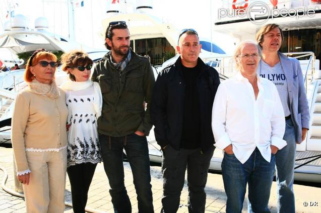 Les membres du jury des 11e Rencontres Internationales du cinéma des Antipodes - Stéphane Audran, Susie Lindeman, Grégory Fitoussi, Philippe Muyl, Bruno Cras - entourent le président Anthony LaPaglia.