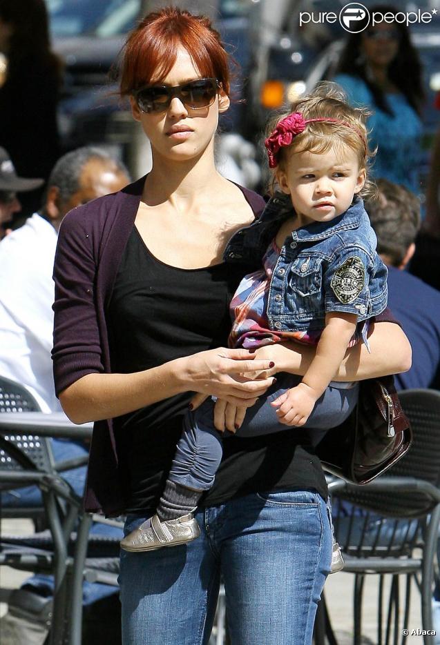 Jessica Alba avec son adorable Honor... Pas l'ombre d'un sourire ! 