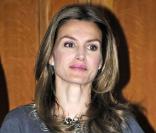 Letizia d'Espagne : Une princesse élégante en robe droite... et assortie à son séduisant prince !