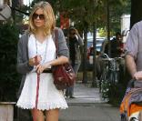Sienna Miller et son ami Jonny Lee Miller, récent papa, se baladent dans New York. Octobre 2009
