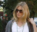 Sienna Miller et son ami Jonny Lee Miller, récent papa, se baladent dans New York. Octobre 2009
