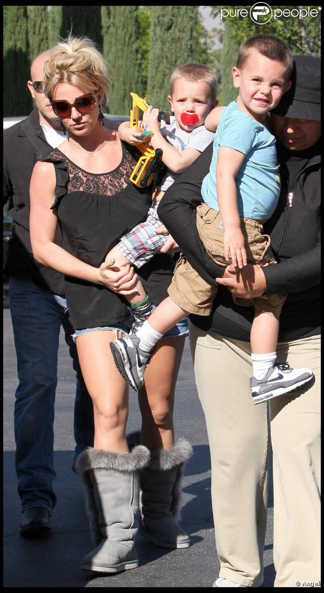 Britney Spears et ses enfants Jayden et Sean à Calabasas à Los Angeles le 22 octobre 2009