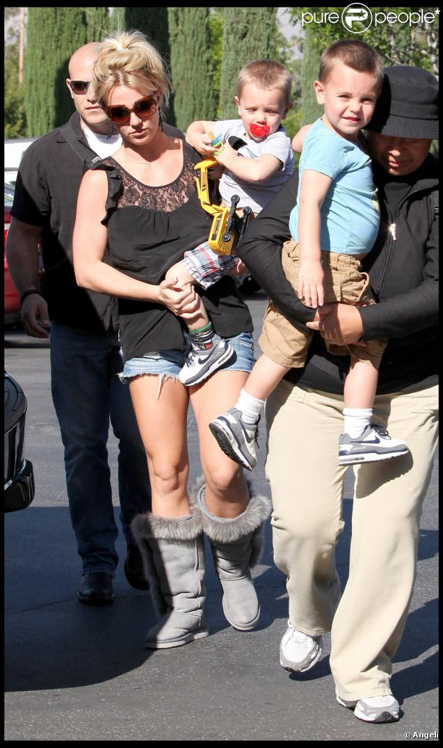 Britney Spears et ses enfants Jayden et Sean à Calabasas à Los Angeles le 22 octobre 2009