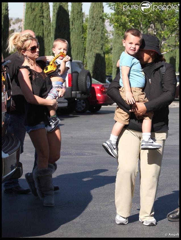 Britney Spears et ses enfants Jayden et Sean à Calabasas à Los Angeles le 22 octobre 2009
