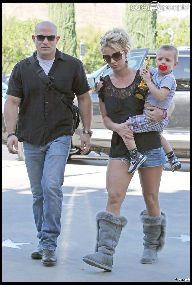 Britney Spears et ses enfants Jayden et Sean à Calabasas à Los Angeles le 22 octobre 2009