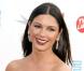 Quand Catherine Zeta-Jones s'éprend de son jeune baby-sitter... Son fils de 8 ans les surprend !