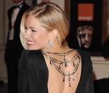 Sienna Miller récidive l'année suivante pour la même cérémonie. Elle orne même le haut de son dos d'un magnifique collier-bijou.