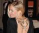 Sienna Miller récidive l'année suivante pour la même cérémonie. Elle orne même le haut de son dos d'un magnifique collier-bijou.