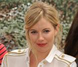 Pour la promotion londonienne, Sienna opte pour un chemisier uniforme blanc avec quelques touches dorées, totalement dans l'air du temps.