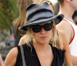 Plus sûre d'elle, Sienna Miller continue de prouver qu'elle possède un sens inné de la mode.