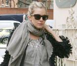 Sienna Miller ose également les pièces plus difficiles à porter, telles que ce manteau frangé.