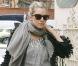 Sienna Miller ose également les pièces plus difficiles à porter, telles que ce manteau frangé.