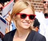 Sienna Miller a le style dans la peau. Wayfarer rouges sur le nez, l'actrice séduit par son look toujours impeccable.