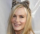 Daryl Hannah en Catwoman avec un serre-tête tout pelé à l'occasion de la 16e soirée Dream Halloween à Santa Monica, le 24/10/09