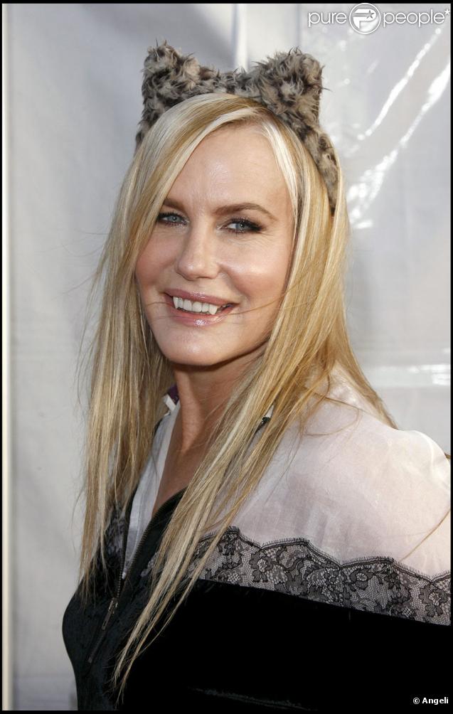 Daryl Hannah en Catwoman avec un serre-tête tout pelé à l'occasion de la 16e soirée Dream Halloween à Santa Monica, le 24/10/09