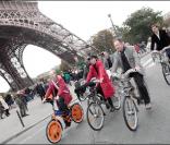 Denis Baupin et des présentateurs météo au Green Ride de Paris (25 octobre 2009)