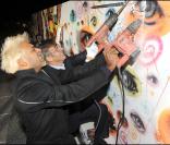 Bernard de la Villardière et Satya Oblet, à l'occasion de la Demolition Party organisée par la marque LG pour le lancement de ses nouveaux écrans plats, à l'Esplanade de la Dafense, à Paris, le 27 octobre 2009 !