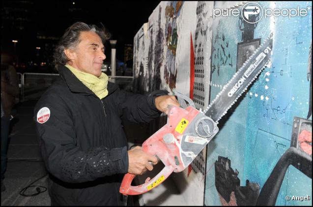 Gérard Holtz, à l'occasion de la Demolition Party organisée par la marque LG pour le lancement de ses nouveaux écrans plats, à l'Esplanade de la Dafense, à Paris, le 27 octobre 2009 !