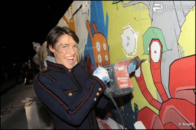 Alessandra Sublet, à l'occasion de la Demolition Party organisée par la marque LG pour le lancement de ses nouveaux écrans plats, à l'Esplanade de la Dafense, à Paris, le 27 octobre 2009 !