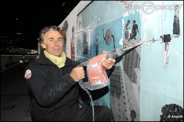Gérard Holtz, à l'occasion de la Demolition Party organisée par la marque LG pour le lancement de ses nouveaux écrans plats, à l'Esplanade de la Dafense, à Paris, le 27 octobre 2009 !