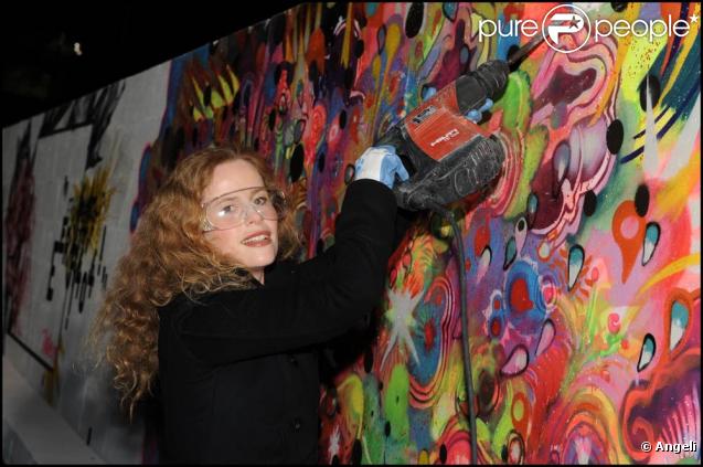 Cyrielle Clair, à l'occasion de la Demolition Party organisée par la marque LG pour le lancement de ses nouveaux écrans plats, à l'Esplanade de la Dafense, à Paris, le 27 octobre 2009 !