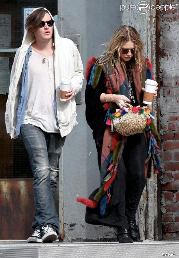 Mary-Kate Olsen et Nate Lowman s'embrassent et se baladent dans les rues de New York. Octobre 2009