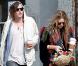 Mary-Kate Olsen persiste et signe avec le look négligé... mais son homme est très glamour !