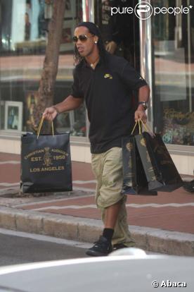 Ronaldinho en pleine séance shopping à Monaco.
