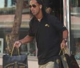 Ronaldinho en pleine séance shopping à Monaco.
