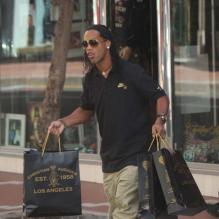 Ronaldinho en pleine séance shopping à Monaco.