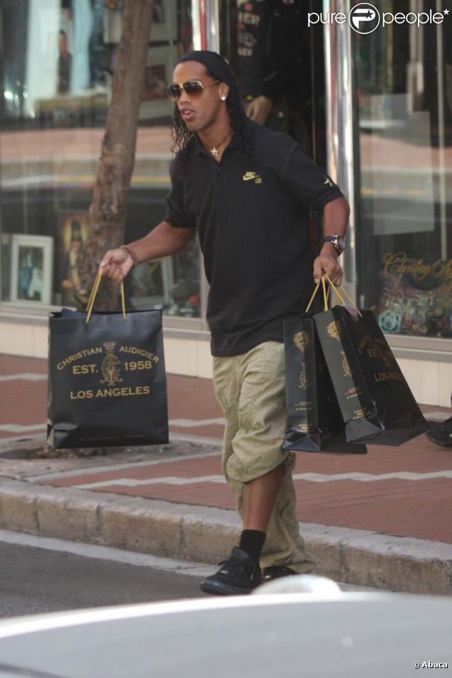 Ronaldinho en pleine séance shopping à Monaco.