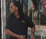 Ronaldinho en pleine séance shopping à Monaco.