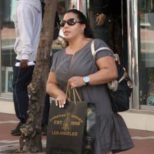 Une amie qui accompagne Ronaldinho en pleine séance shopping à Monaco.