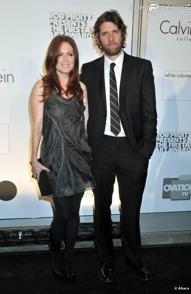 Julianne Moore et son mari Bart Freundlich à la première soirée annuelle des Art Awards présenté par Calvin Klein, à New York le 29 octobre 2009