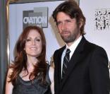Julianne Moore et son mari Bart Freundlich à la première soirée annuelle des Art Awards présenté par Calvin Klein, à New York le 29 octobre 2009