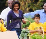Michelle Obama dans les jardins de la Maison Blanche le 29 octobre 2009 accompagnée des enfants 