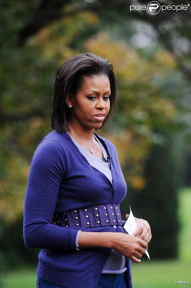 Michelle Obama dans les jardins de la Maison Blanche le 29 octobre 2009 accompagnée des enfants 