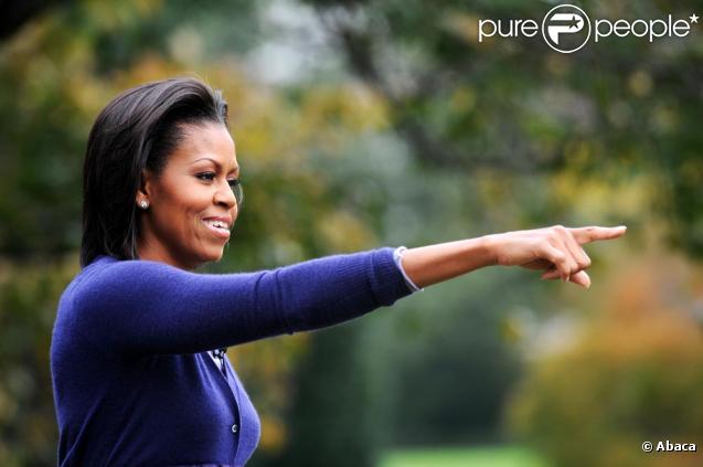 Michelle Obama dans les jardins de la Maison Blanche le 29 octobre 2009 accompagnée des enfants 