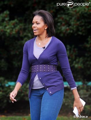 Michelle Obama dans les jardins de la Maison Blanche le 29 octobre 2009 accompagnée des enfants 