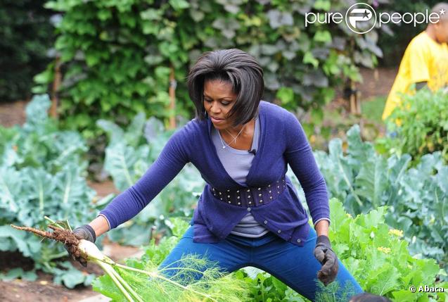 Michelle Obama dans les jardins de la Maison Blanche le 29 octobre 2009 