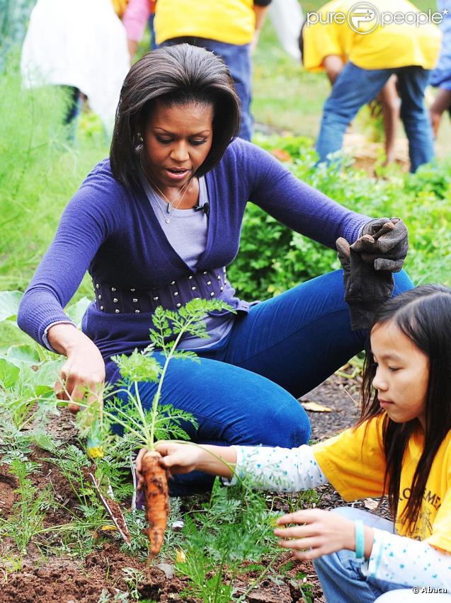 Michelle Obama dans les jardins de la Maison Blanche le 29 octobre 2009 accompagnée des enfants 