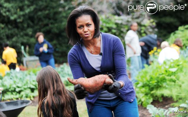 Michelle Obama dans les jardins de la Maison Blanche le 29 octobre 2009 